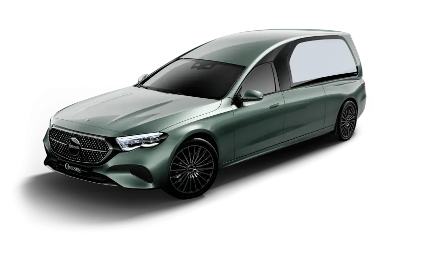 Dunkelgrüner Leichenwagen auf Mercedes-Basis, seitlich von vorn gezeigt.