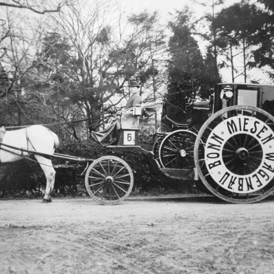 Historische Pferdekutsche mit Fahrer und großer Radbeschriftung „Wagenbau Miesen Bonn“.