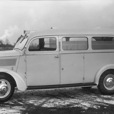 Historischer Krankenwagen auf Basis eines Opel Blitz, seitlich aufgenommen.