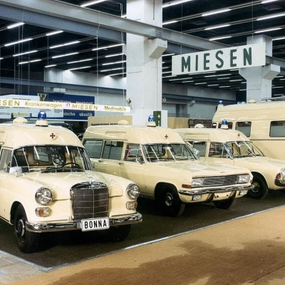 Messestand mit mehreren cremefarbenen Krankenwagen der Firma Miesen auf der IAA Frankfurt.