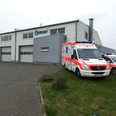 Zwei Einsatzfahrzeuge vor dem Miesen-Firmengebäude mit Rettungsdienst-Beschriftung.