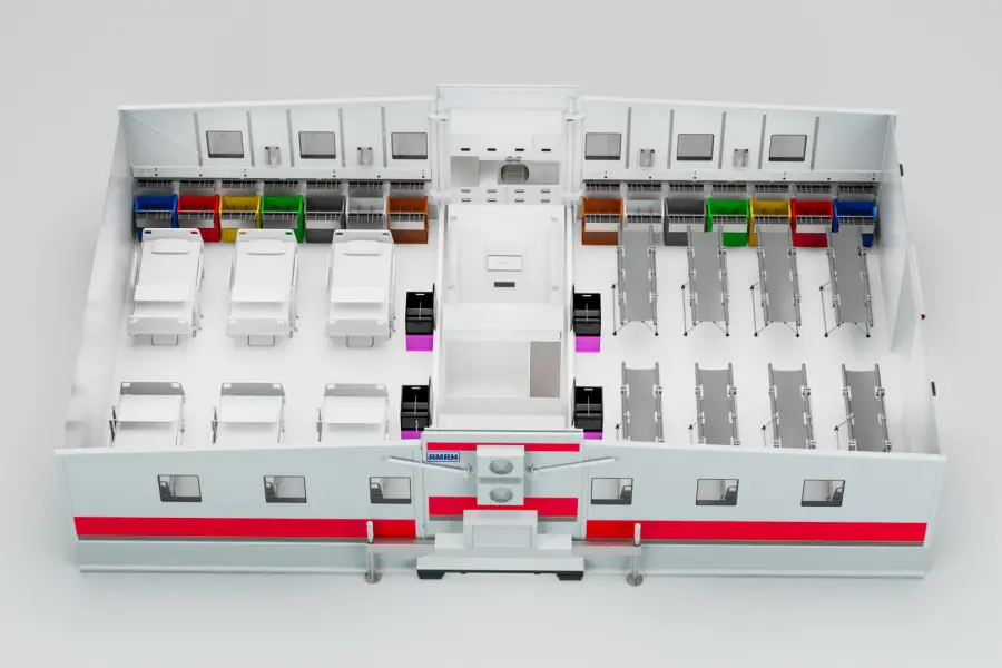 6 Krankenhausbetten und 8 DIN-Tragen