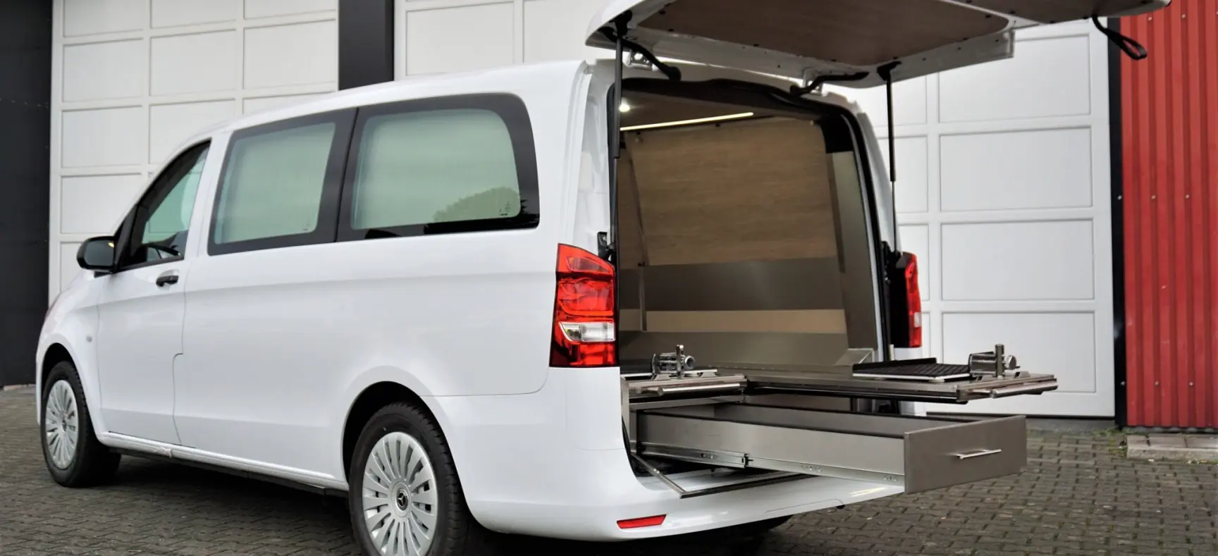 Mercedes-Benz Vito Bestattungsfahrzeug mit geöffnetem Heck und Sargauszug.