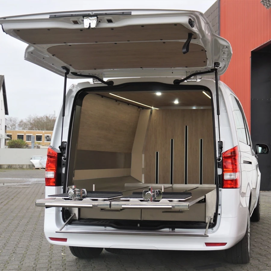 Auf dem Bild sieht man den Einblick in den Sargraum mit Holzvertäfelung und eingeschalteten Lichtern