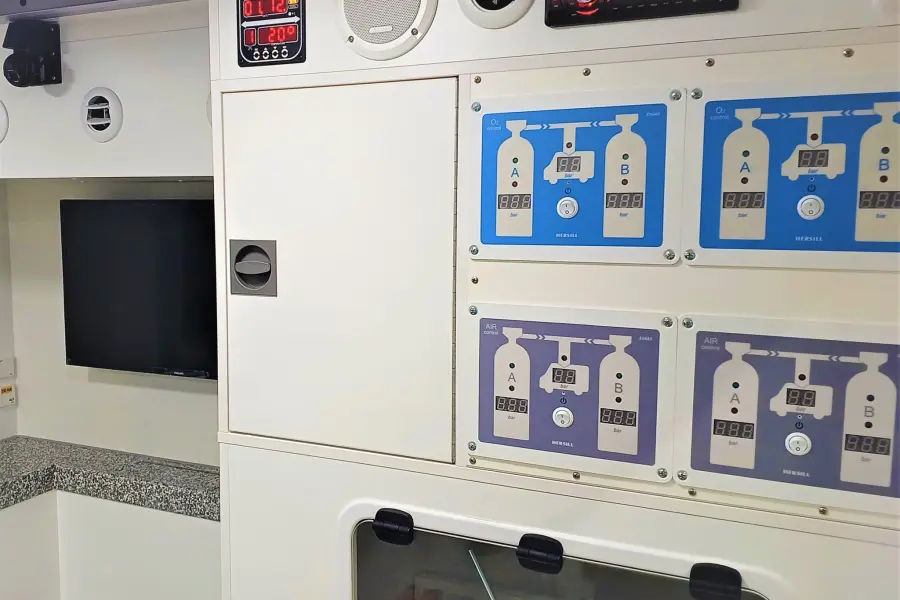 Detailansicht der Gas- und Luftversorgung im Innenraum eines Scania-Intensivtransportwagens.