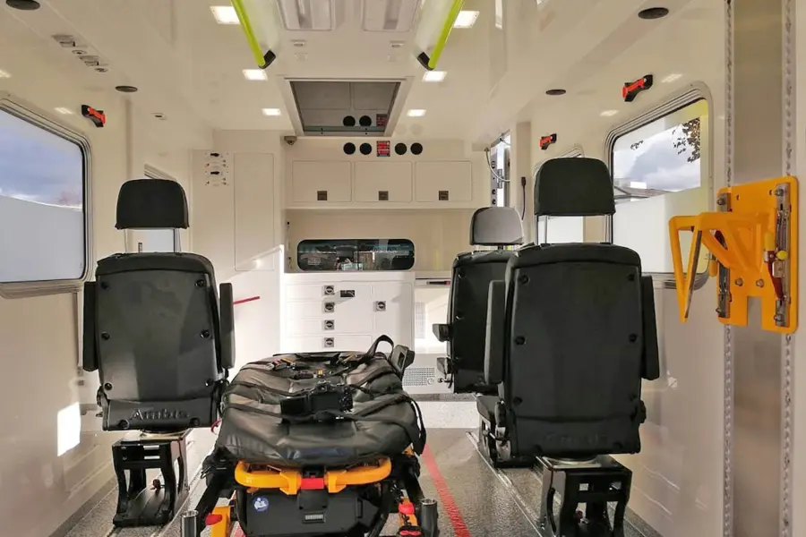 Rückwärtige Innenansicht eines Sprinter-Intensivtransportwagens mit Trage und vier Sitzen.