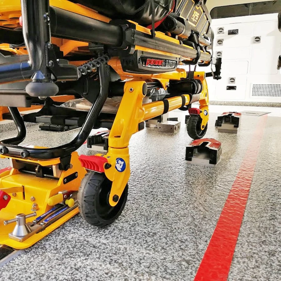 Detailaufnahme des Tragensystems im Sprinter-ITW mit Schienenverankerung und Stryker-Trage.