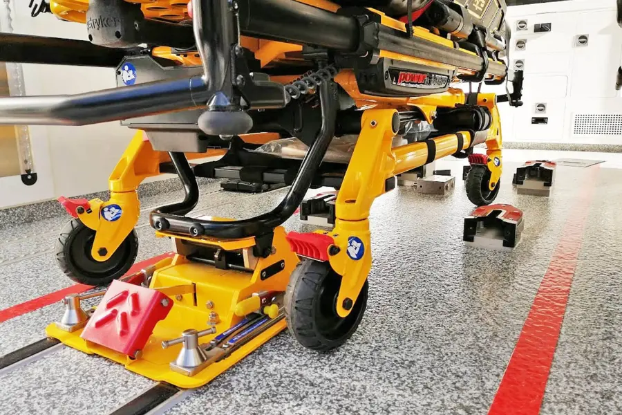 Detailaufnahme des Tragensystems im Sprinter-ITW mit Schienenverankerung und Stryker-Trage.