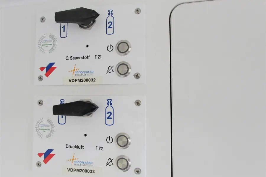 Nahaufnahme eines Steuerfelds im Sprinter-ITW für Sauerstoff- und Druckluftversorgung.
