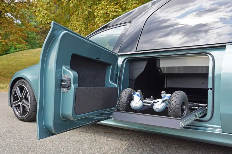 Unsere großzügig dimensionierten Stauräume unterhalb des Sargladebodens bieten reichlich Platz für alles, was regelmäßig im Bestattungsalltag benötigt wird.