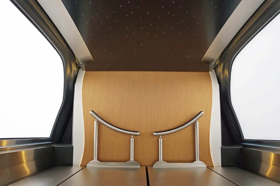 Die Trennwand des B2 lässt sich nach Ihren Vorstellungen veredeln – von edlen Dekoroberflächen bis hin zu einem ganz persönlichen Motiv. Optional setzen ein glitzernder LED-Sternenhimmel und seitliche Ambientebeleuchtung besondere Akzente und tauchen den Sargraum in ein warmes, einladendes Licht.