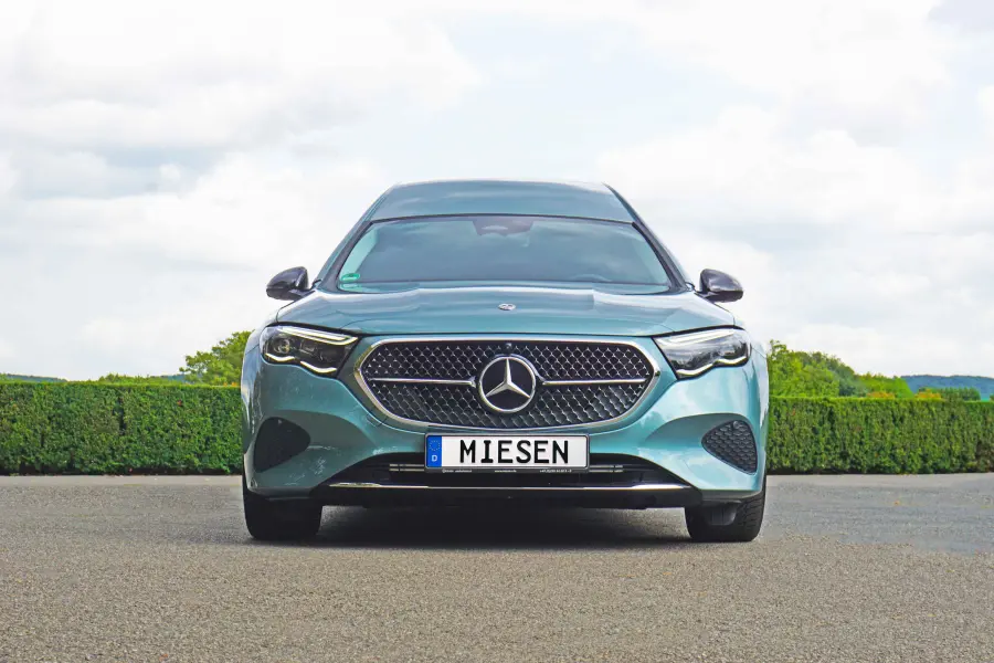 Frontansicht eines grünen Bestattungsfahrzeugs auf Basis eines Mercedes mit MIESEN-Kennzeichen.