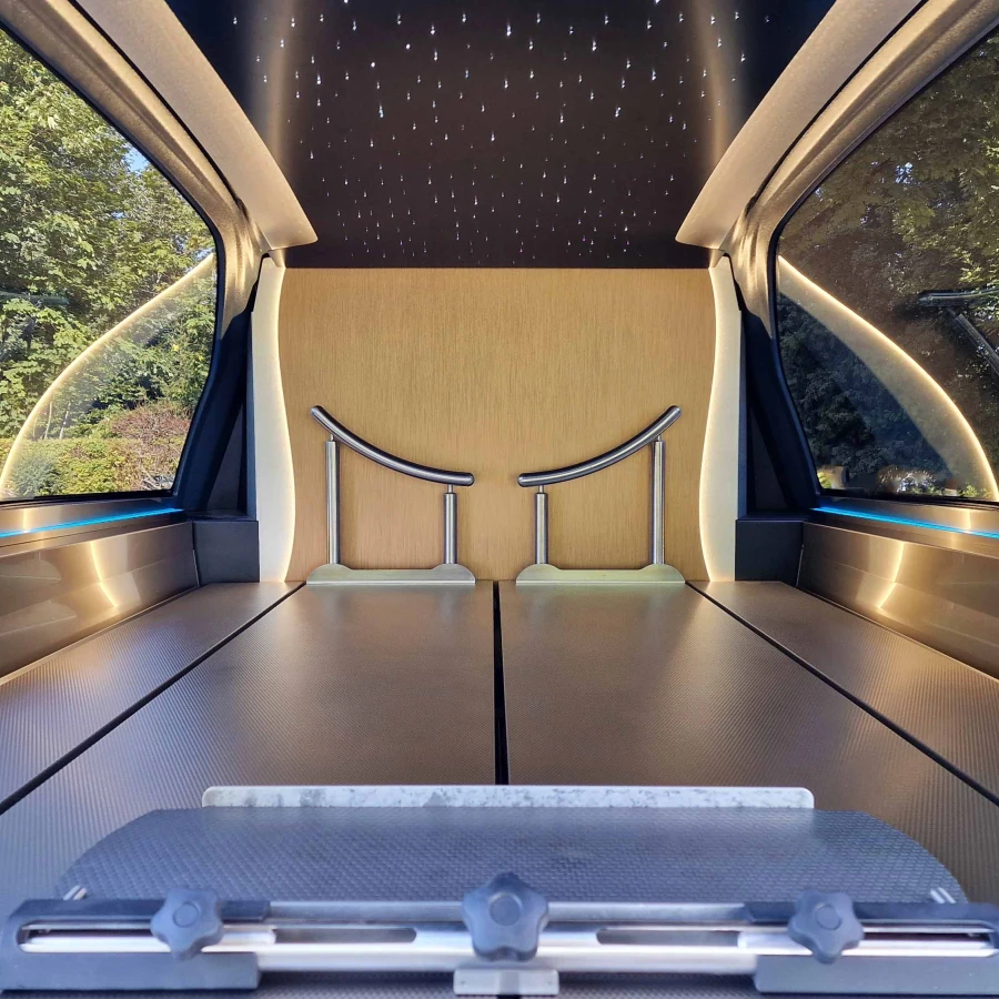 Innenansicht eines Fahrzeugs mit modernem Laderaum, Holzverkleidung und LED-Beleuchtung.