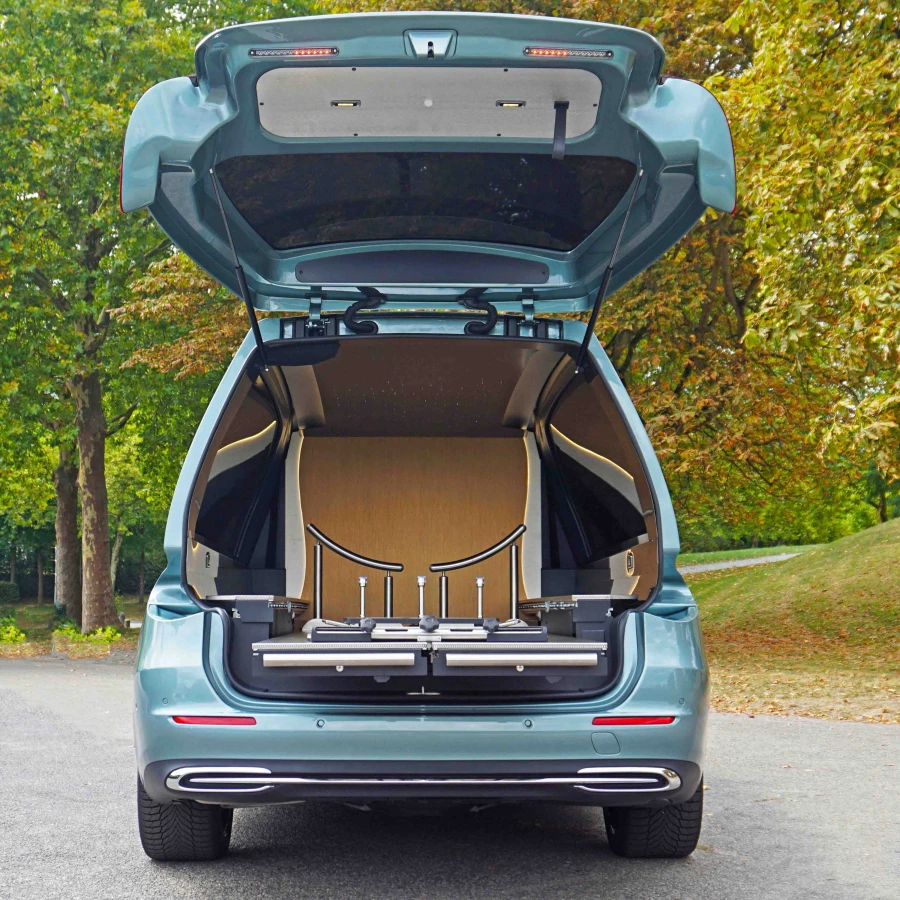 Heckansicht eines Fahrzeugs mit geöffneter Klappe und eingebautem Transportsystem aus Edelstahl.