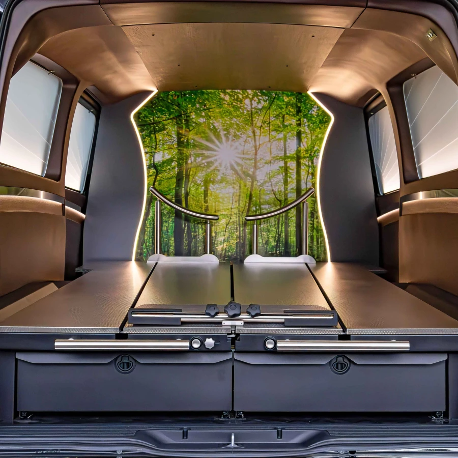 Innenraum eines Fahrzeugs mit beleuchteter Holzverkleidung und Waldmotiv an der Rückwand.