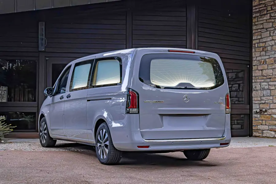 Für ein besonderes Raumgefühl lässt sich der Innenraum optional mit einem beleuchteten Acrylglas-Design ausstatten. Die sanft durchscheinende Oberfläche verteilt das Licht gleichmäßig und schafft eine freundliche, lichtdurchflutete Atmosphäre – dezent, modern und einladend.