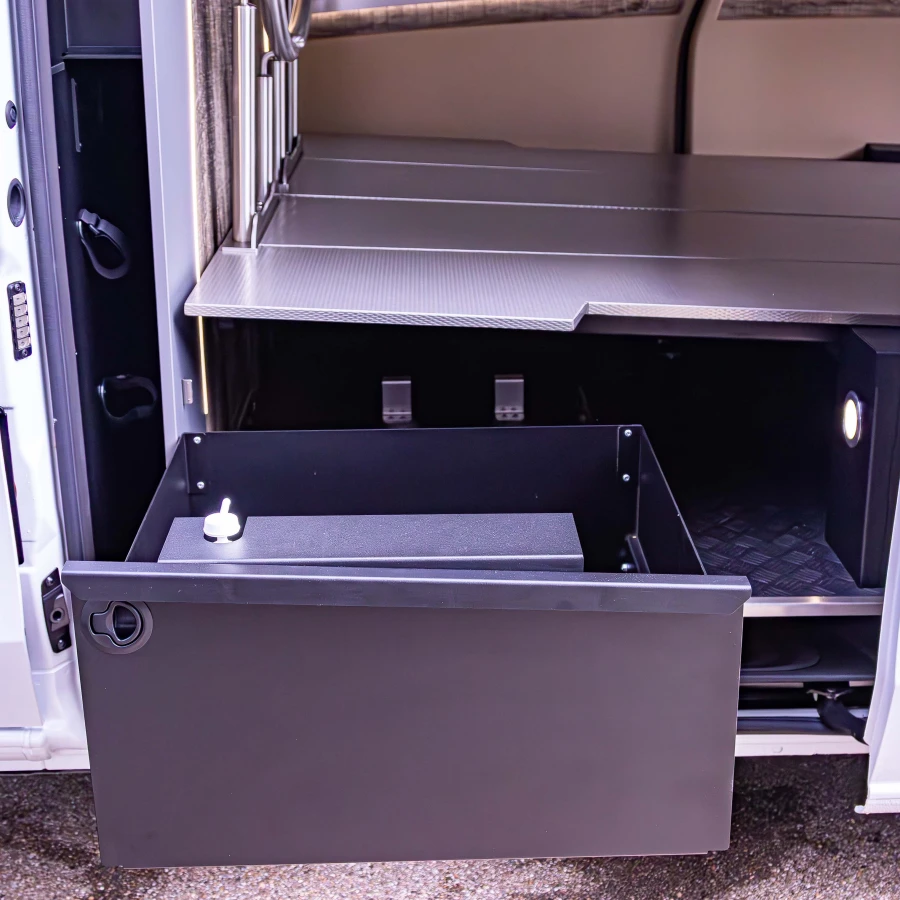 Seitliche Schublade im Fahrzeug mit herausziehbarem Stauraum unter der Ladefläche.