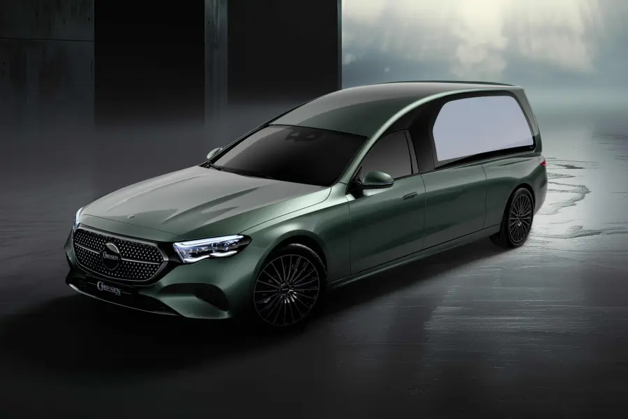 Grüner Bestattungswagen mit MIESEN-Logo im Studiolicht.