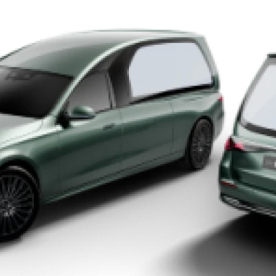 Zwei grüne Bestattungswagen, Front- und Heckansicht, auf weißem Hintergrund.