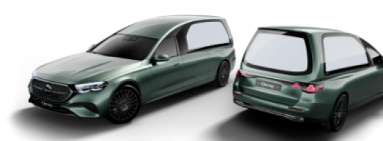 Zwei grüne Bestattungswagen, Front- und Heckansicht, auf weißem Hintergrund.