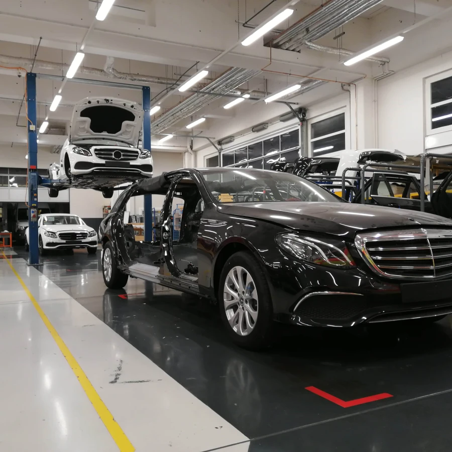 Mercedes-Fahrzeuge im Umbau zur Bestattungswagen-Produktion.