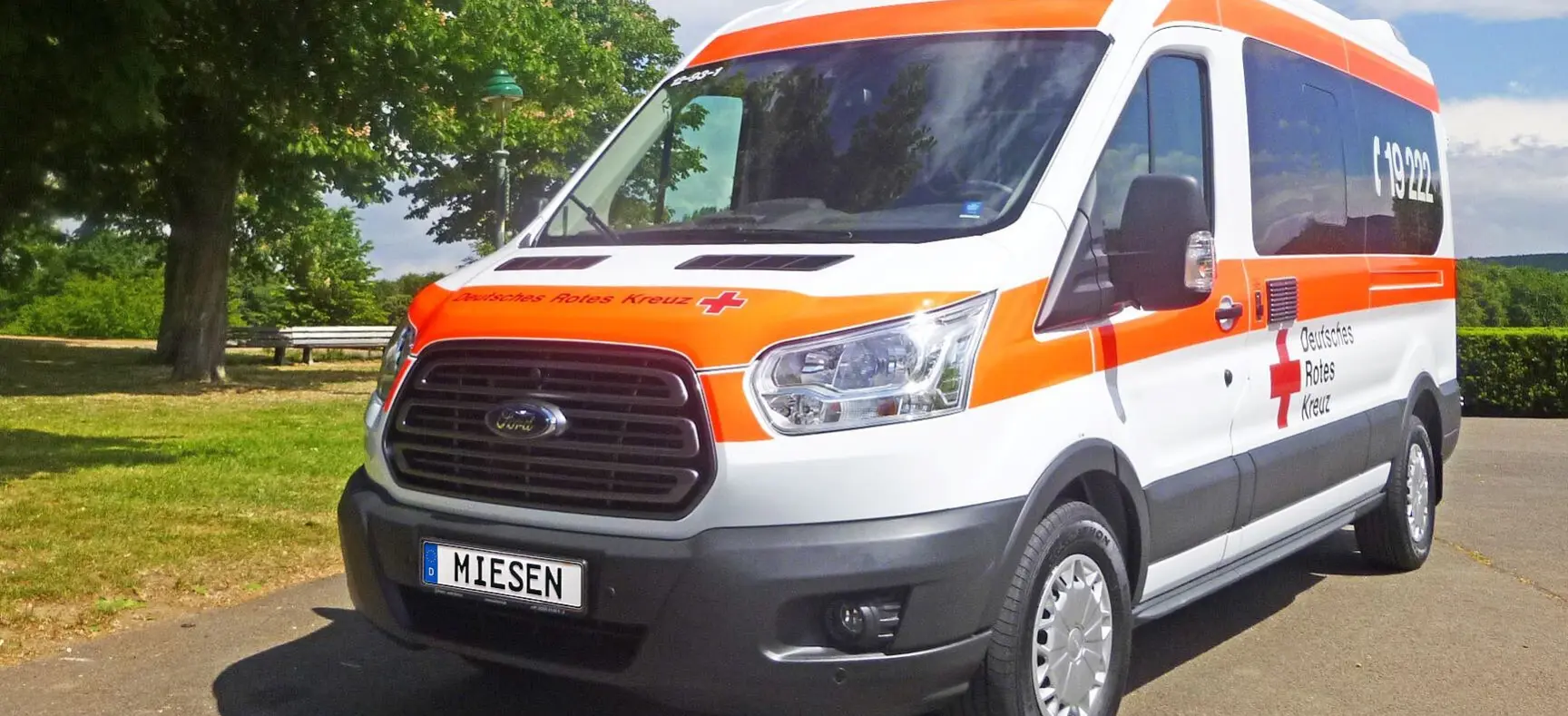 Ford KTW des DRK im Freien.