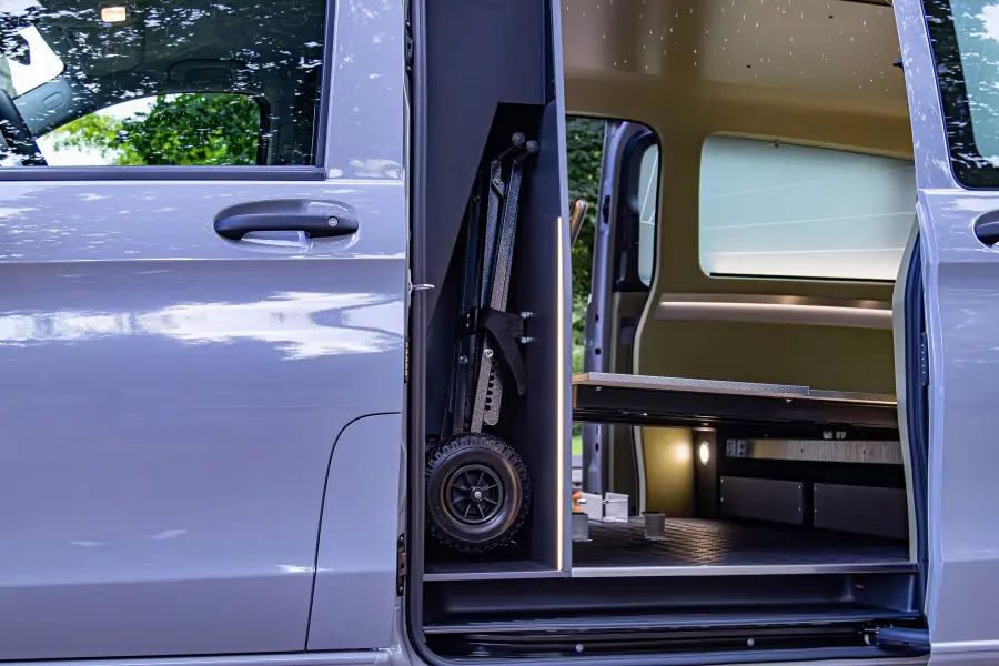 Seitenansicht mit Stauraum und Innenraum eines Bestattungswagens.