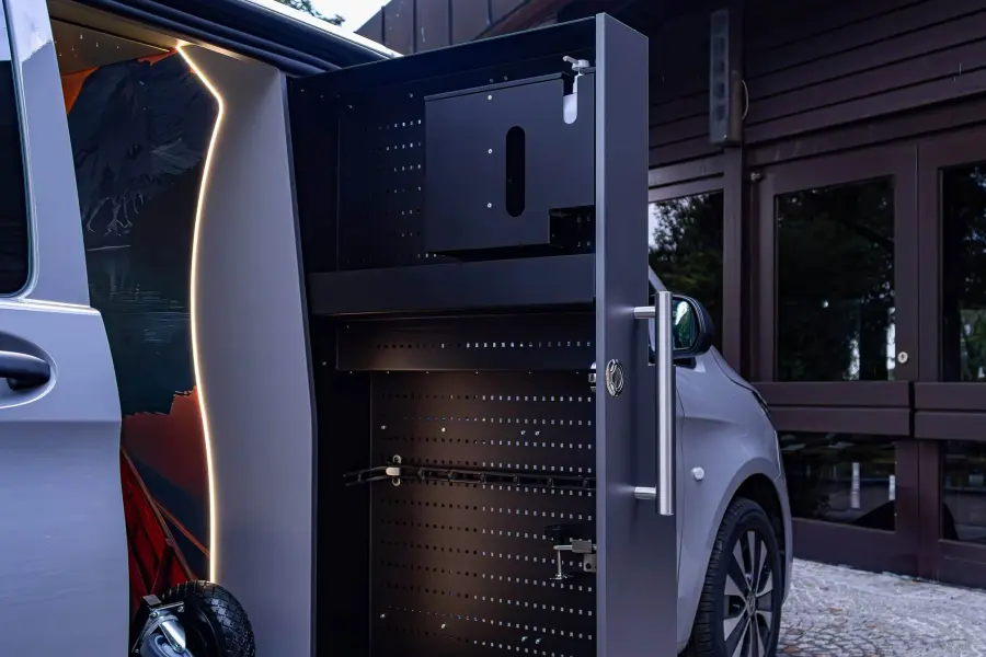 Seitlicher Stauraum im Bestattungswagen mit Halterungen und Spender.