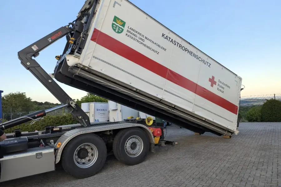 Dank des robusten Hakensystems lässt sich das RMRH Wechsellader-System in kürzester Zeit sicher abladen. Effizient, zuverlässig und ideal für flexible Einsätze.