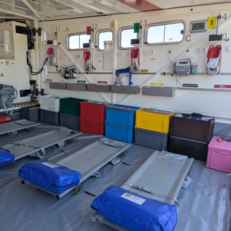 Der Boden im RMRH-System besteht aus einer rutsch- und reißfesten LKW-Plane – für höchste Sicherheit und Langlebigkeit. Einfach zu reinigen und zu desinfizieren, damit Hygiene im Innenraum garantiert ist.