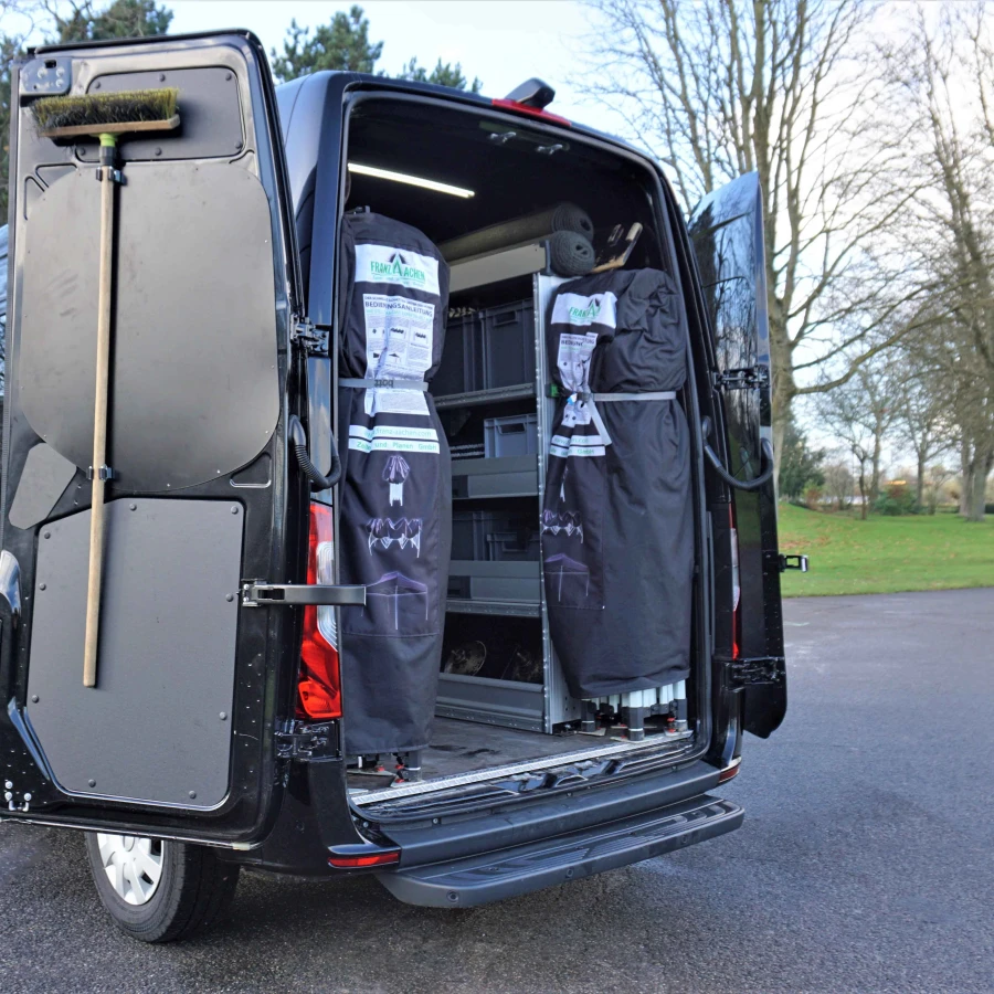 Auf dem Foro sieht man das Fahrzeug mit geöffneten Heckflügeltüren. Im inneren sieht man ein Regalsystem, für das gesamte Zubehör.