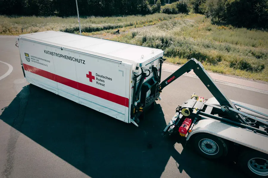 Der Aufbau kann in weniger als fünf Minuten, durch nur eine Person überwacht, automatisch aufgebaut werden.