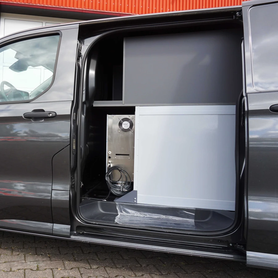 Einblick durch die geöffnete linke Schiebetüre