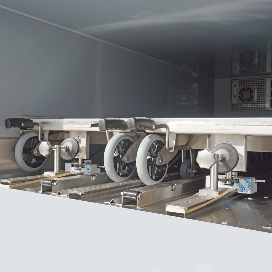 Innenraum eines Transportfahrzeugs mit Schienensystem und Rollenmechanik für den sicheren Halt von Geräten.