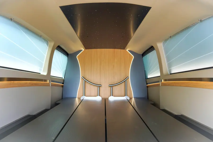 Innenraum eines modernen Bestattungswagens mit LED-Licht und Holzdekor.