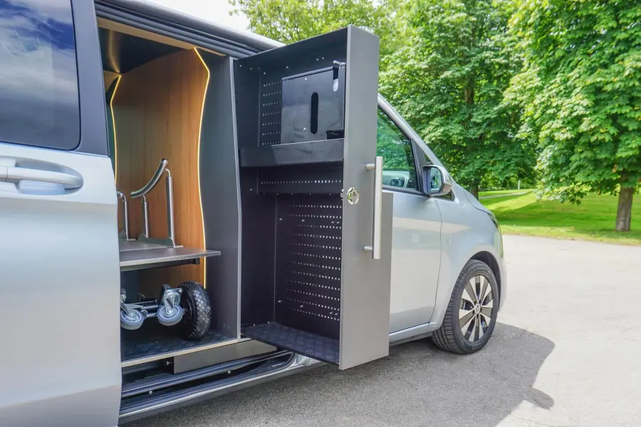 Seitlich geöffneter Bestattungswagen mit Stauraum und Tragenhalterung.