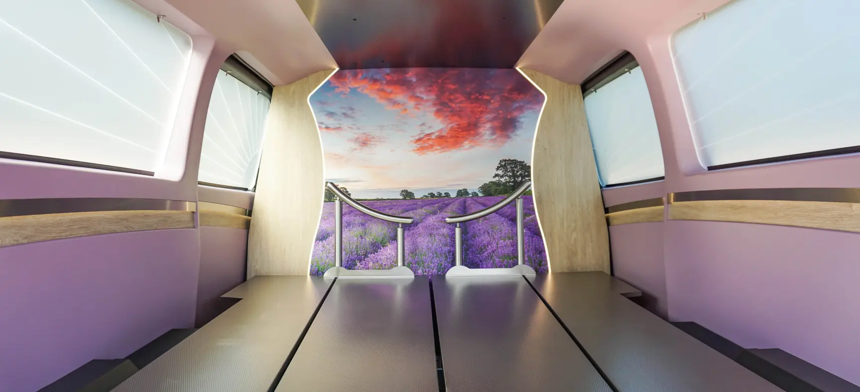 Innenraum eines Bestattungswagens mit Lavendelfeld-Motiv.