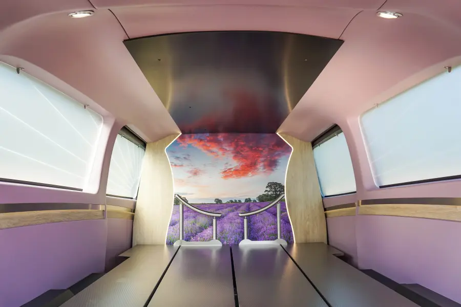 Innenraum eines Bestattungswagens mit Lavendelfeld-Motiv.