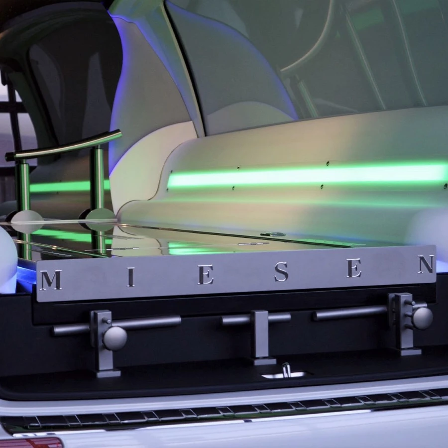 Innenraum eines Bestattungswagens mit grün-blauer LED-Beleuchtung und MIESEN-Schriftzug.