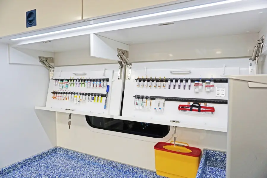 Medikamentenlager im Rettungswagen mit Ampullenbrettern.