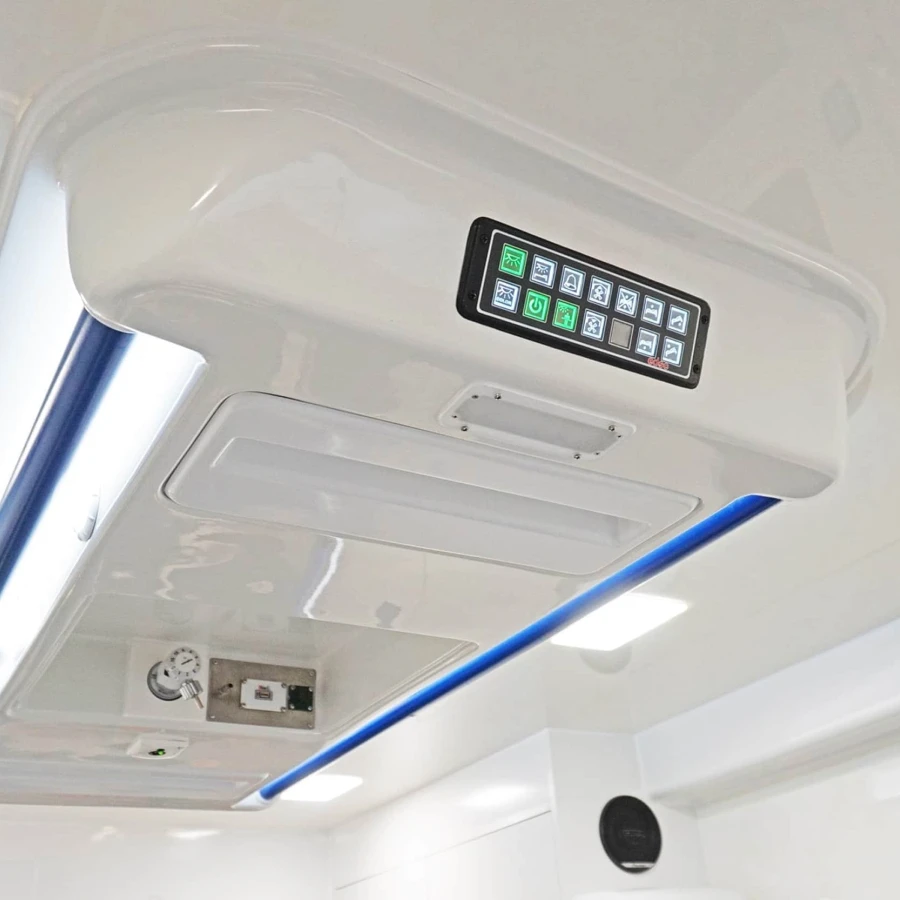 Bedienfeld und Deckeneinheit im Rettungswagen.