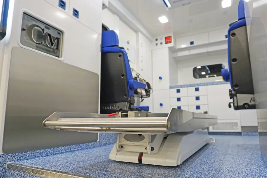 Alt-Text: Innenraum eines modernen Rettungswagens mit Tragenhalterung.