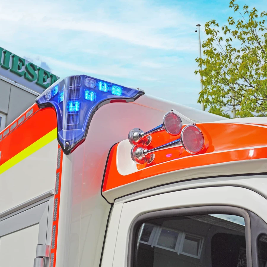 Blaulicht eines Rettungswagens vor dem Miesen-Firmengebäude.