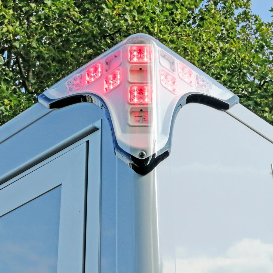 Detailaufnahme einer LED-Rückleuchte an einem Einsatzfahrzeug bei Tageslicht.