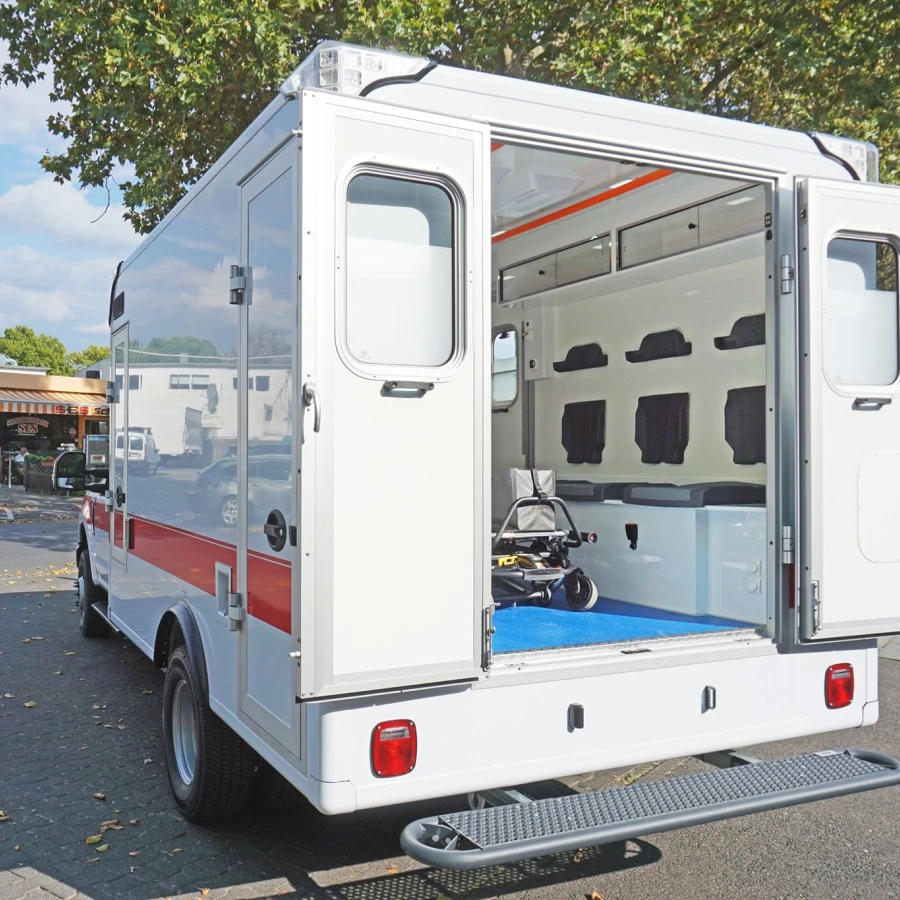 Heckansicht eines F350-Einsatzfahrzeugs mit geöffneter Tür.