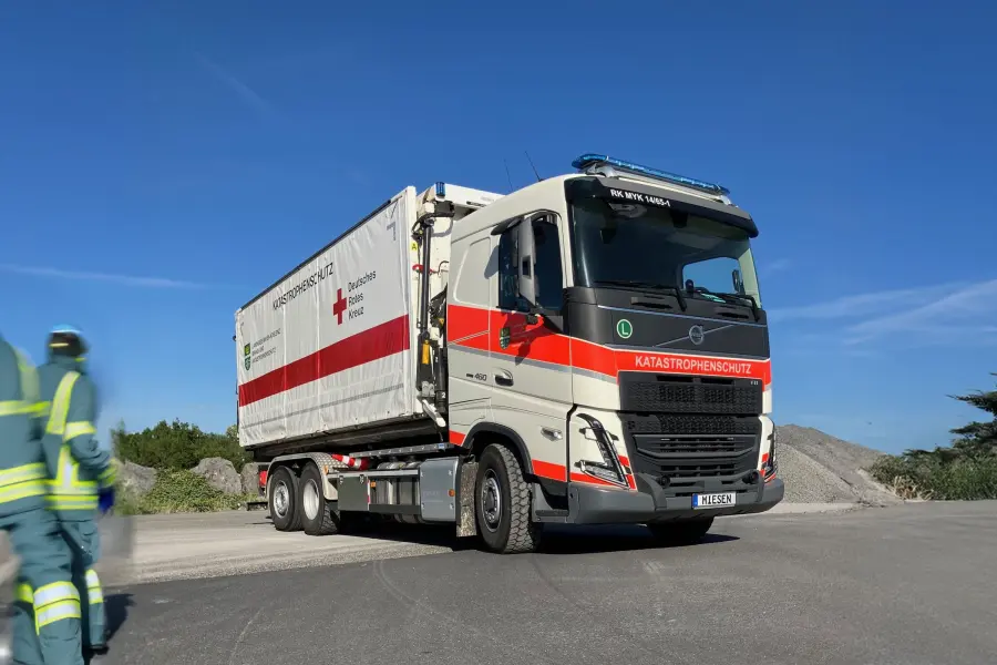 Lkw des Katastrophenschutzes mit Aufschrift „Deutsches Rotes Kreuz“ auf freier Straße bei blauem Himmel.