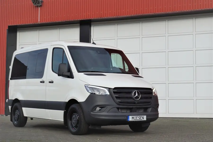 Auf dem Foto ist der Mercedes-Benz Sprinter in der Farbe weiss zu sehen