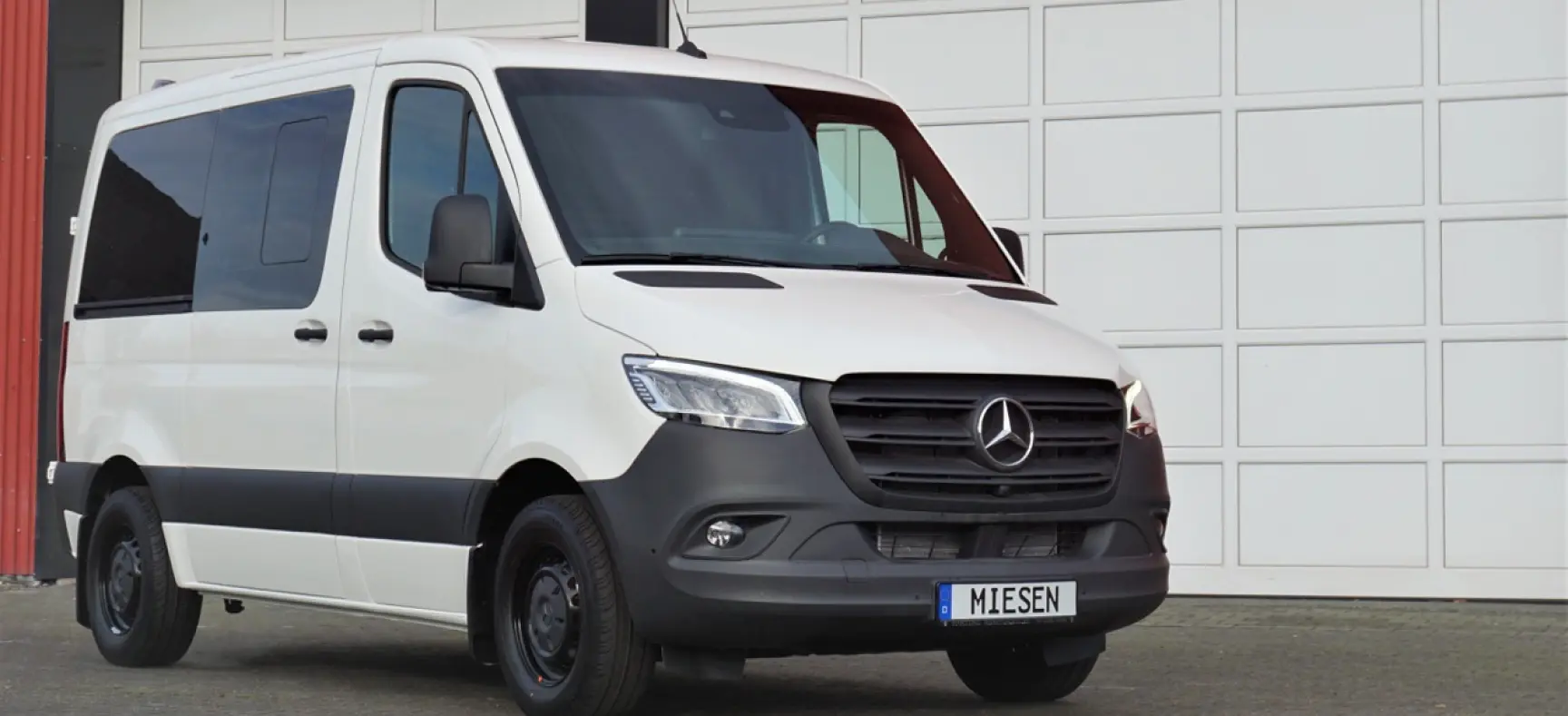 Auf dem Foto ist der Mercedes-Benz Sprinter in der Farbe weiss zu sehen