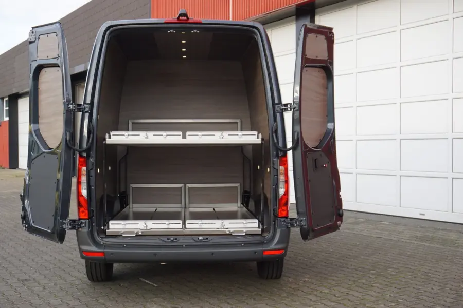 Offenstehender Laderaum eines Bestattungsfahrzeugs mit zweistöckiger Tragenanlage aus Edelstahl.