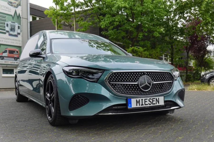 Frontansicht eines stilvollen Bestattungsfahrzeugs auf Mercedes-Benz-Basis mit MIESEN-Kennzeichen.